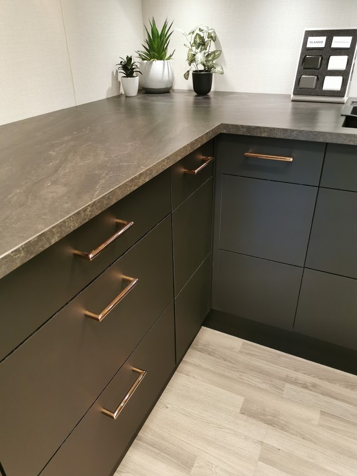 Black Kitchen Pros and Cons